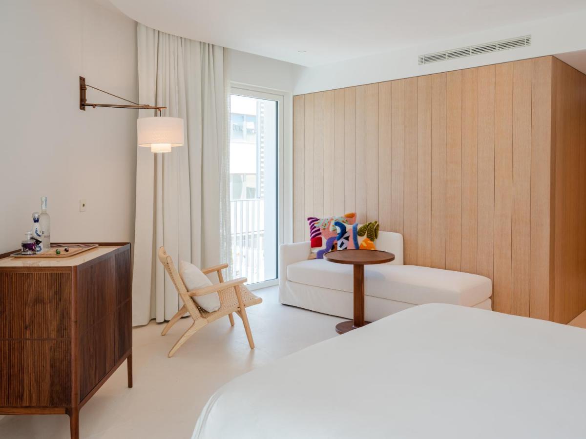 Una sala de estar con un sofá blanco y una mesa. en The Standard, Ibiza, en Ibiza