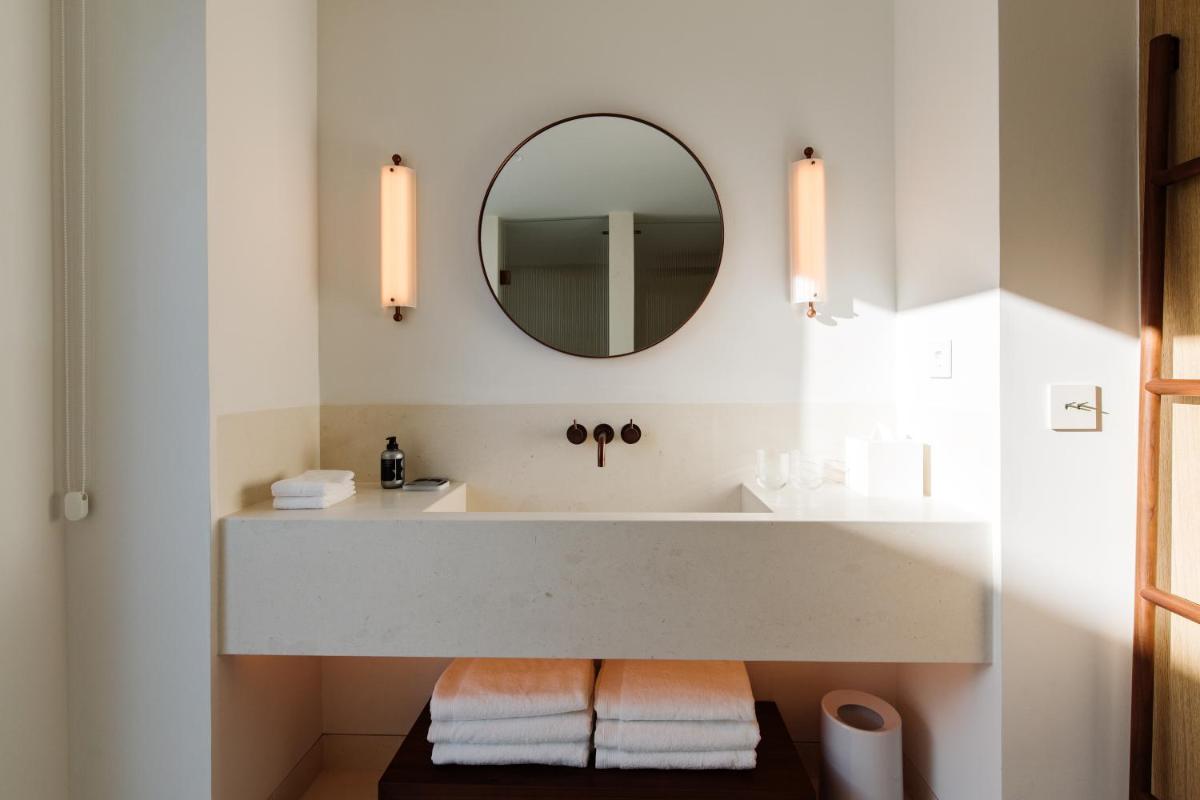 Un baño de The Standard, Ibiza