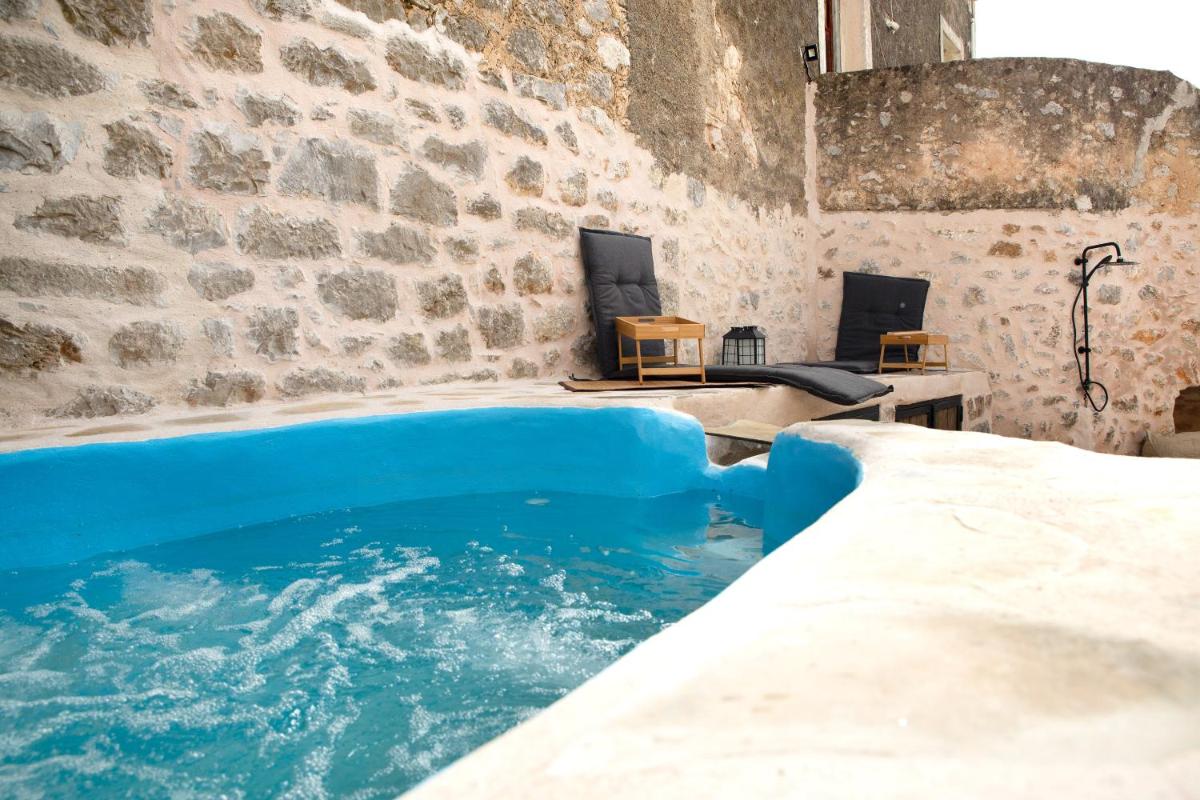 Suitetrails - Dandy Villas Mani - Old Tower House - Fireplace - Pool