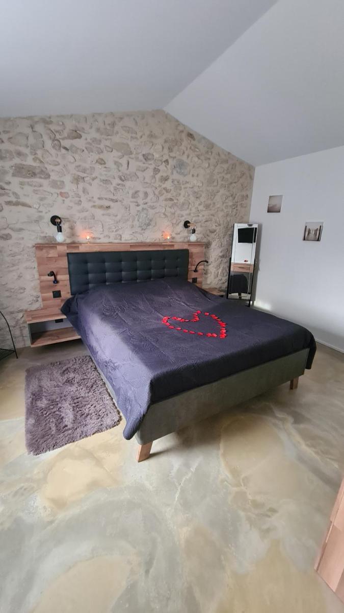 Gîtes 2 adultes dans un mas charme et calme assuré - Housity