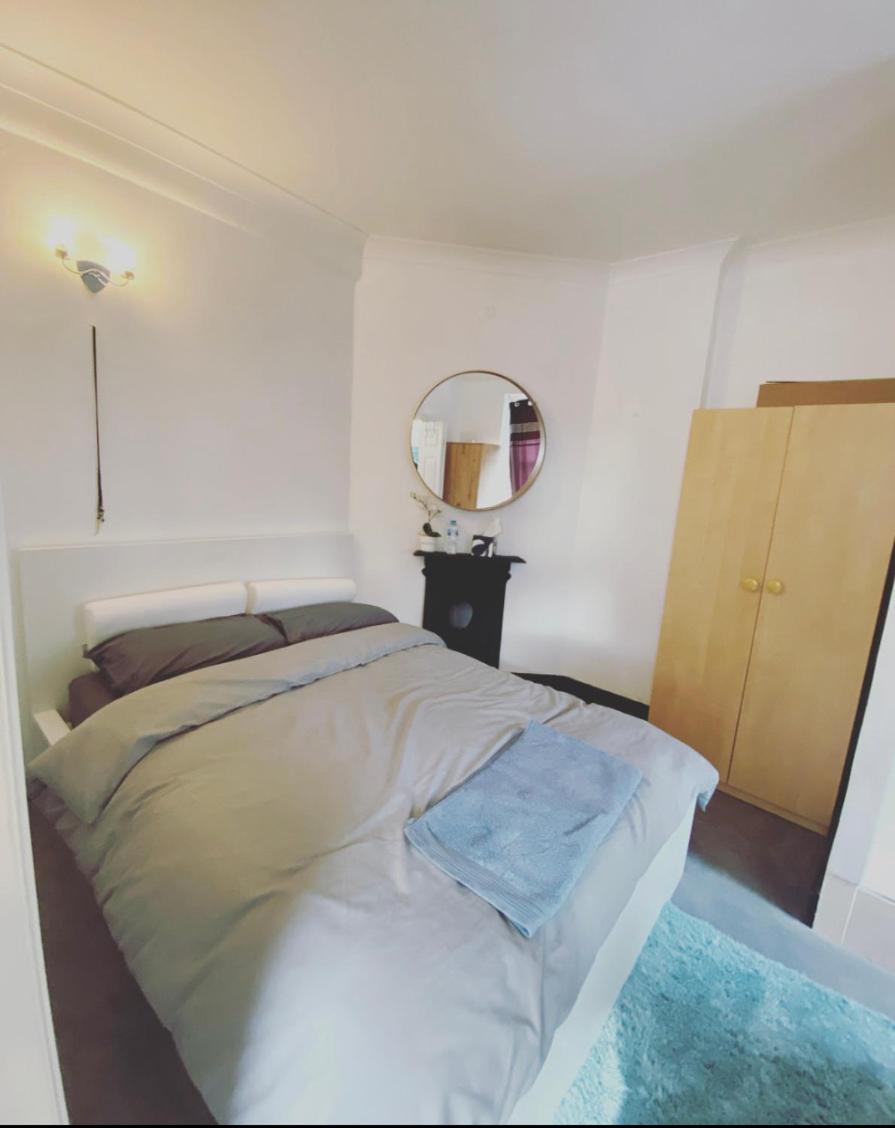 Complete 1 Bedroom Apartment With Wi-Fi, Kitchen, TV in Heart of Chiswick, London - Housity