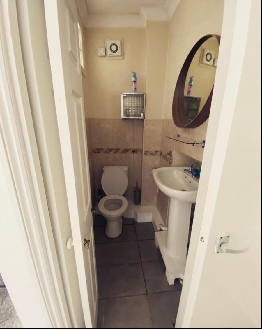 Complete 1 Bedroom Apartment With Wi-Fi, Kitchen, TV in Heart of Chiswick, London - Housity