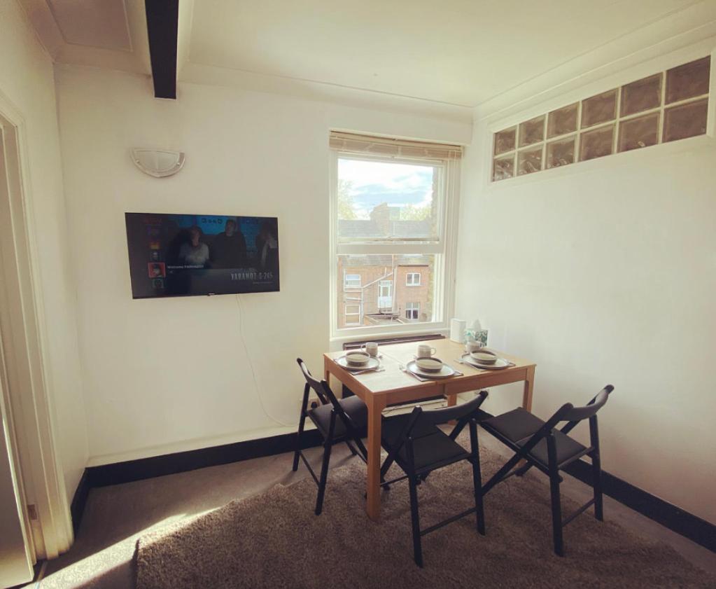 Complete 1 Bedroom Apartment With Wi-Fi, Kitchen, TV in Heart of Chiswick, London - Housity