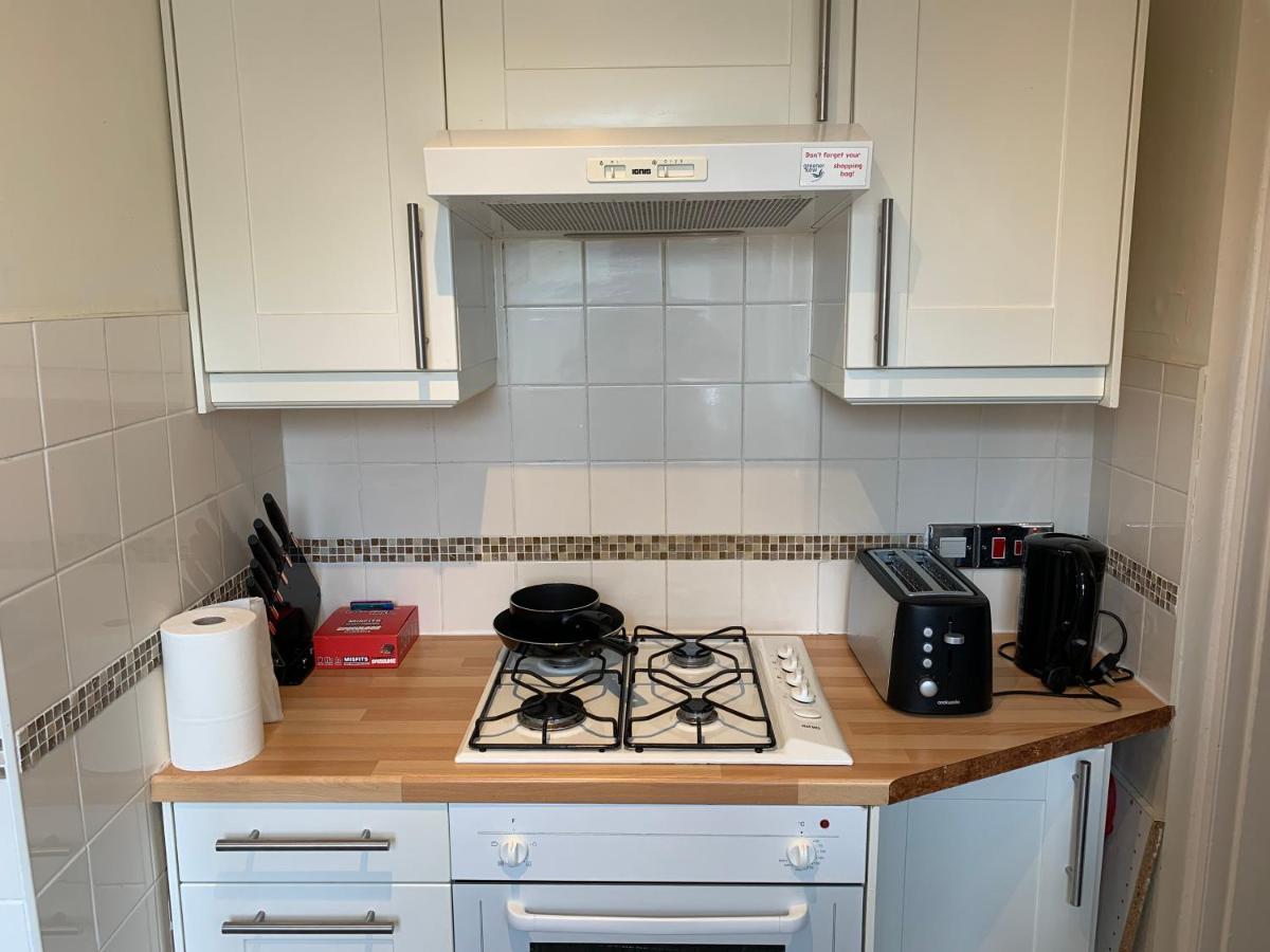 Complete 1 Bedroom Apartment With Wi-Fi, Kitchen, TV in Heart of Chiswick, London - Housity