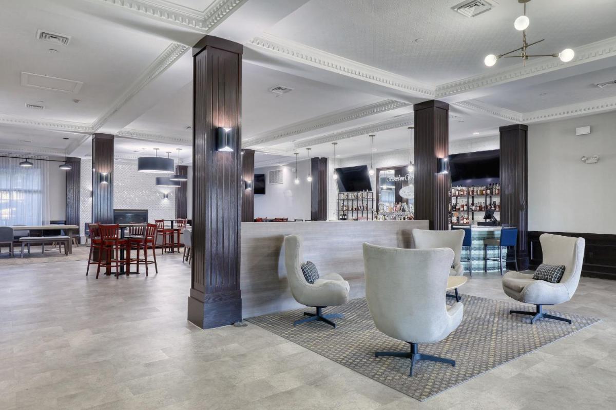 Holiday Inn Hotel & Suites Madison West, an IHG Hotel - Housity
