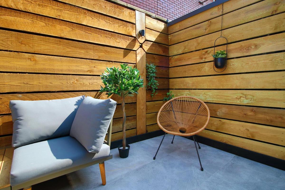 NEW Spacious 2 Bed Getaway - Private Courtyard! - Underfloor Heating - Hizvo