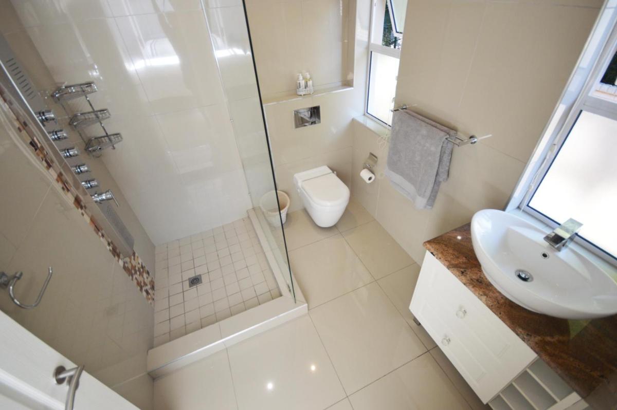 Stylish 3 Bedroom House with Pool - Housity