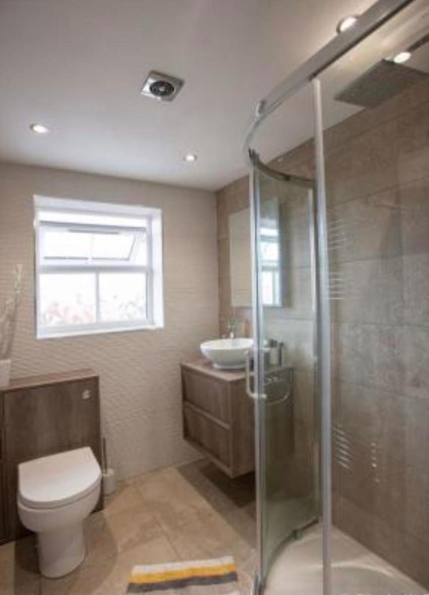 Beautiful 5 bedroom house in great location. - Housity