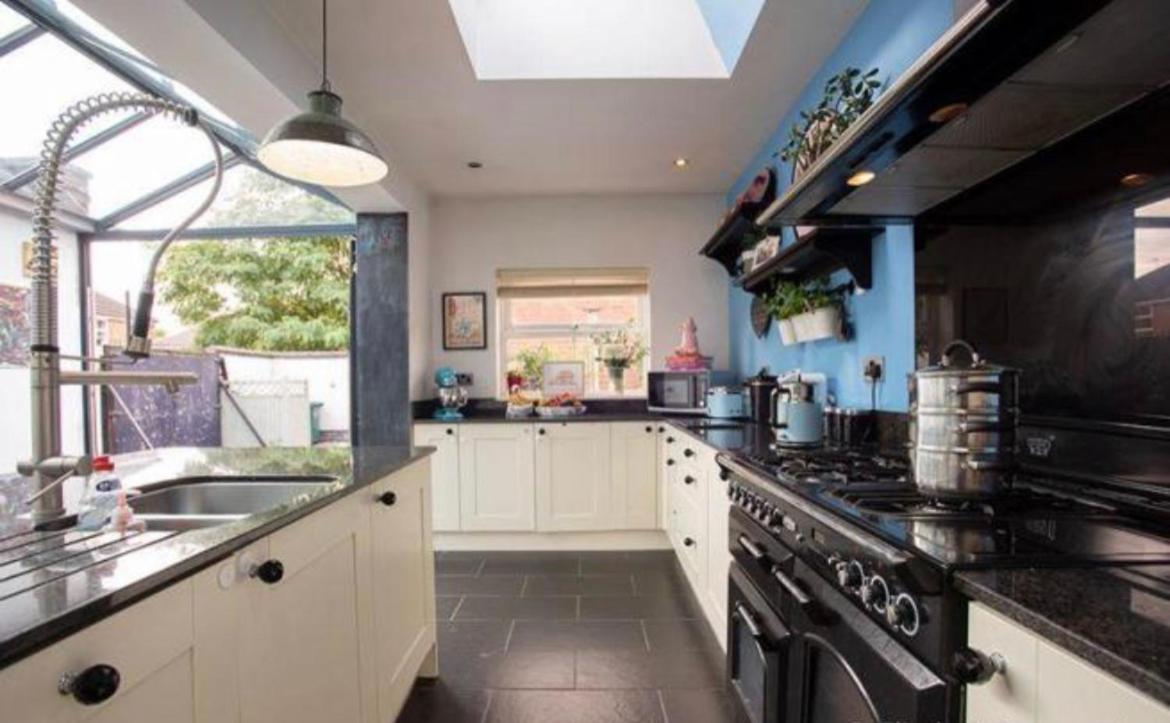 Beautiful 5 bedroom house in great location. - Housity