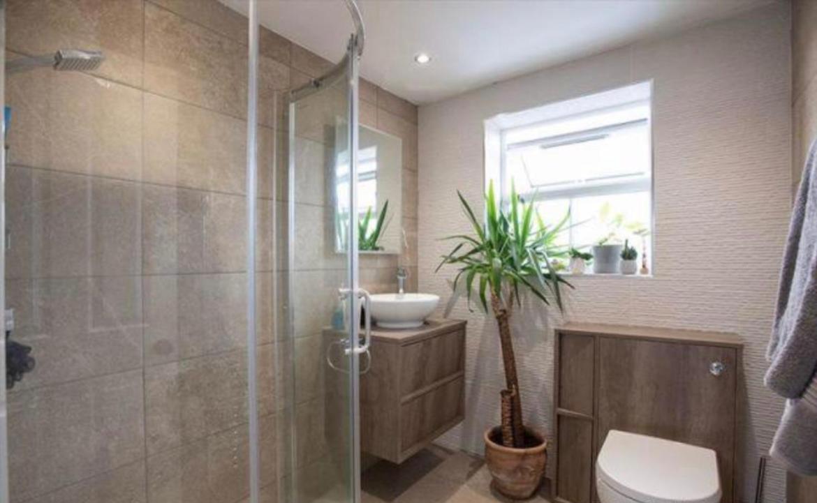 Beautiful 5 bedroom house in great location. - Housity