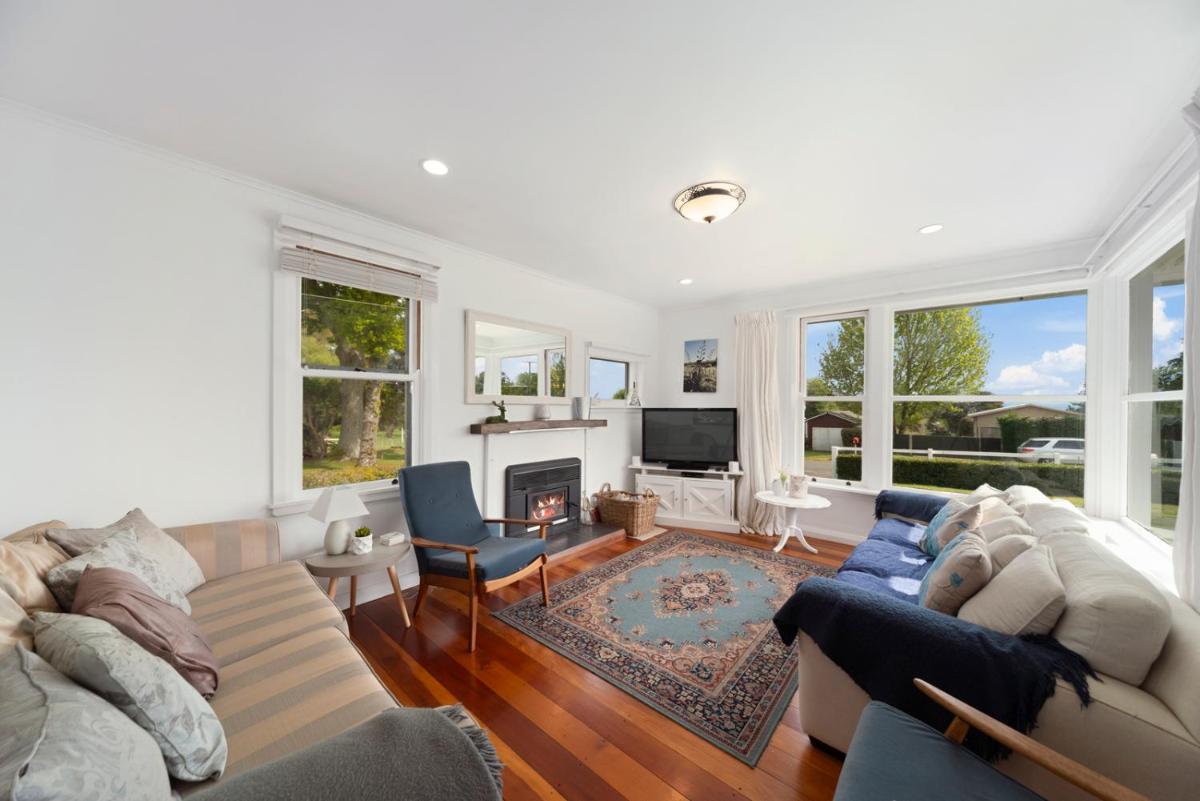 The Lake House Garden - Waitetoko Holiday Home - Housity
