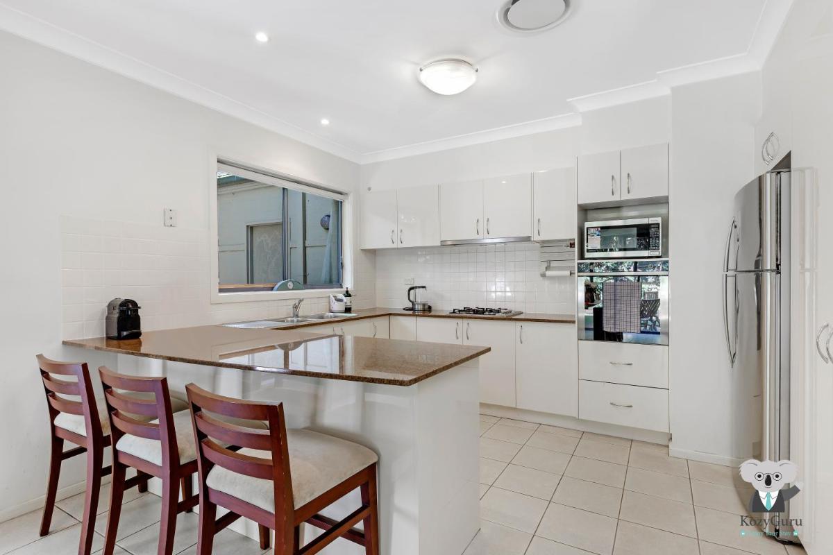 KOZYGURU Westleigh Spacious Home with 4 Beds NWE039 - Housity