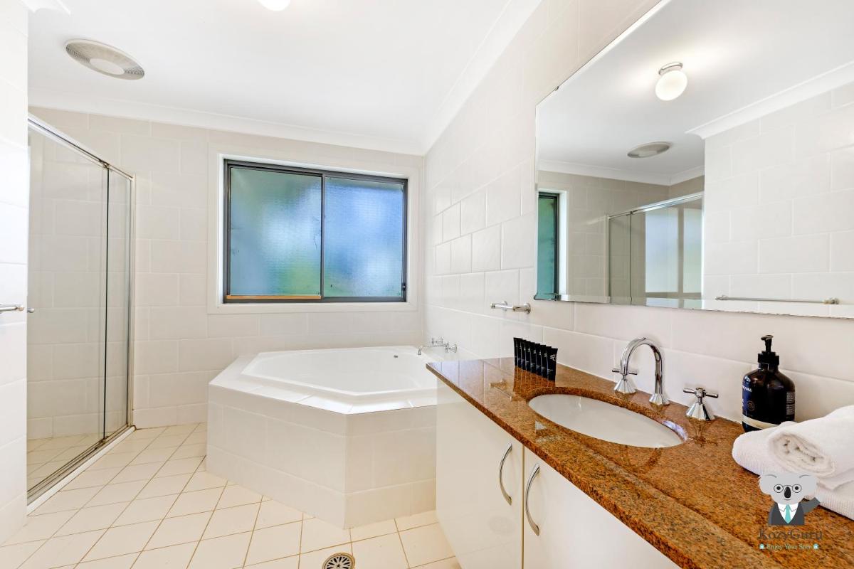 KOZYGURU Westleigh Spacious Home with 4 Beds NWE039 - Housity