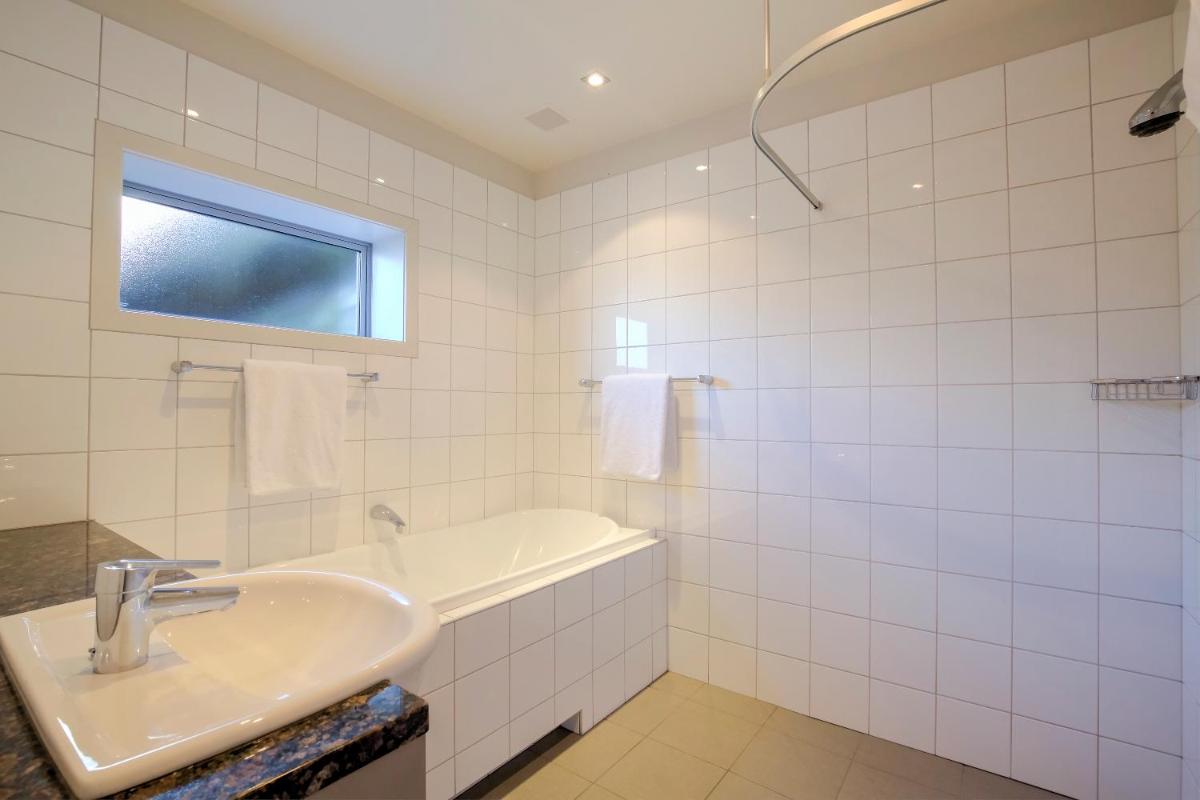 Paradise Peaks - Queenstown Holiday Home - Housity