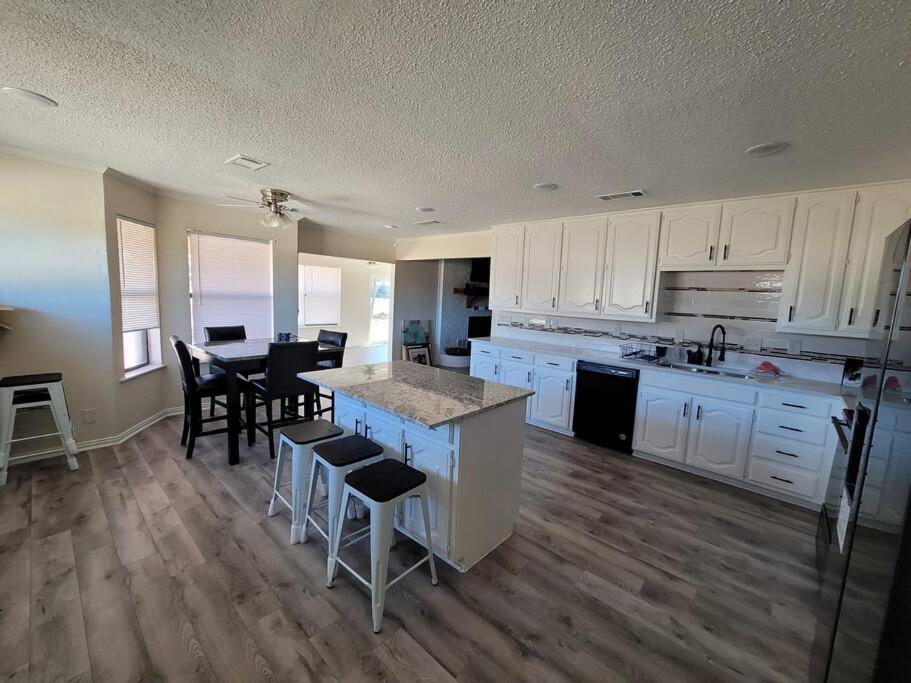 Modern 10 Acre Horse Ranch-Walk to Lake Ray Robert - Housity