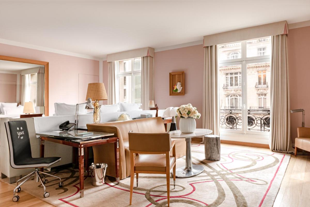 Coin salon dans l'établissement Hôtel Le Royal Monceau Raffles Paris