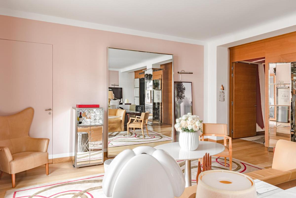 Coin salon dans l'établissement Hôtel Le Royal Monceau Raffles Paris