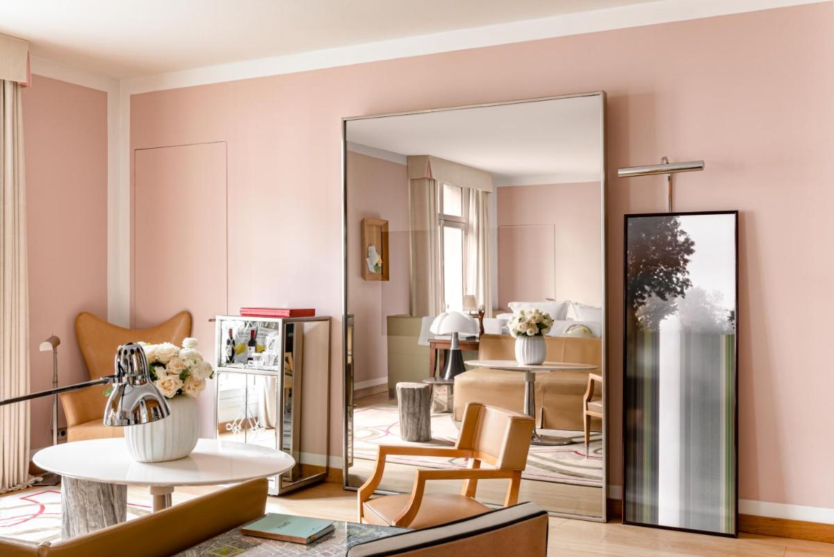 Coin salon dans l'établissement Hôtel Le Royal Monceau Raffles Paris