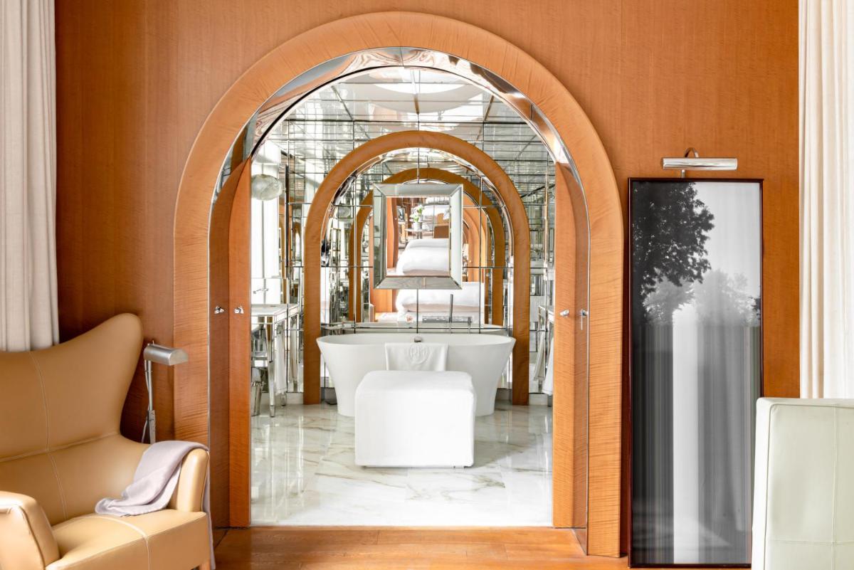 Coin salon dans l'établissement Hôtel Le Royal Monceau Raffles Paris