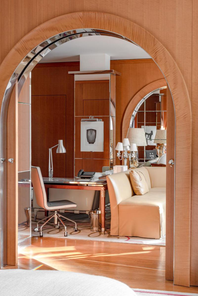 Coin salon dans l'établissement Hôtel Le Royal Monceau Raffles Paris