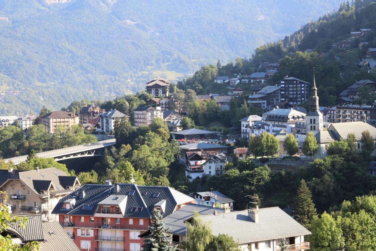 Vue générale sur la montagne ou vue sur la montagne depuis l'hôtel