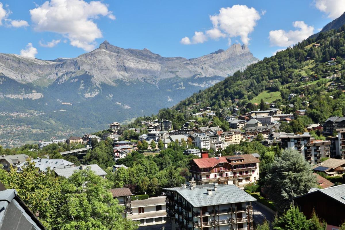 Vue générale sur la montagne ou vue sur la montagne depuis l'hôtel
