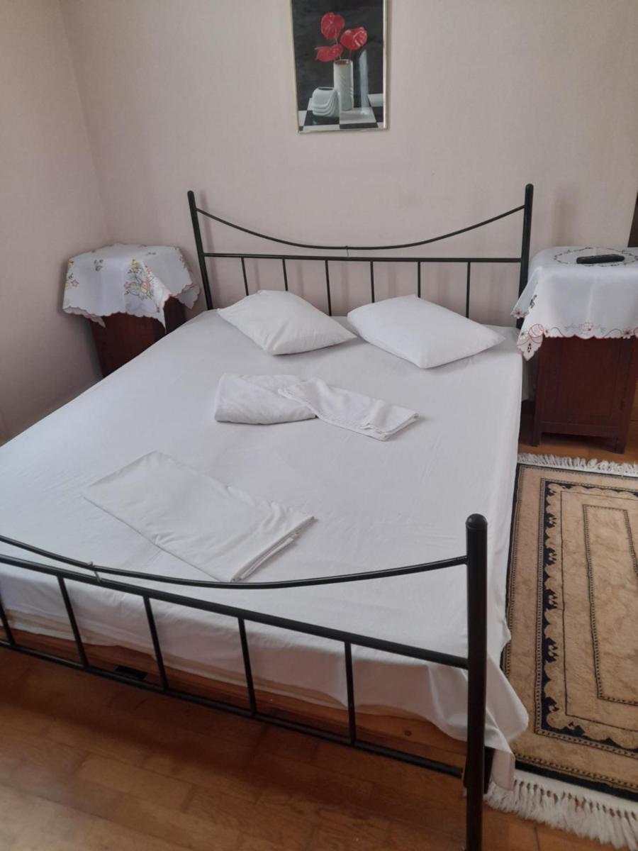 Στρατής - Housity