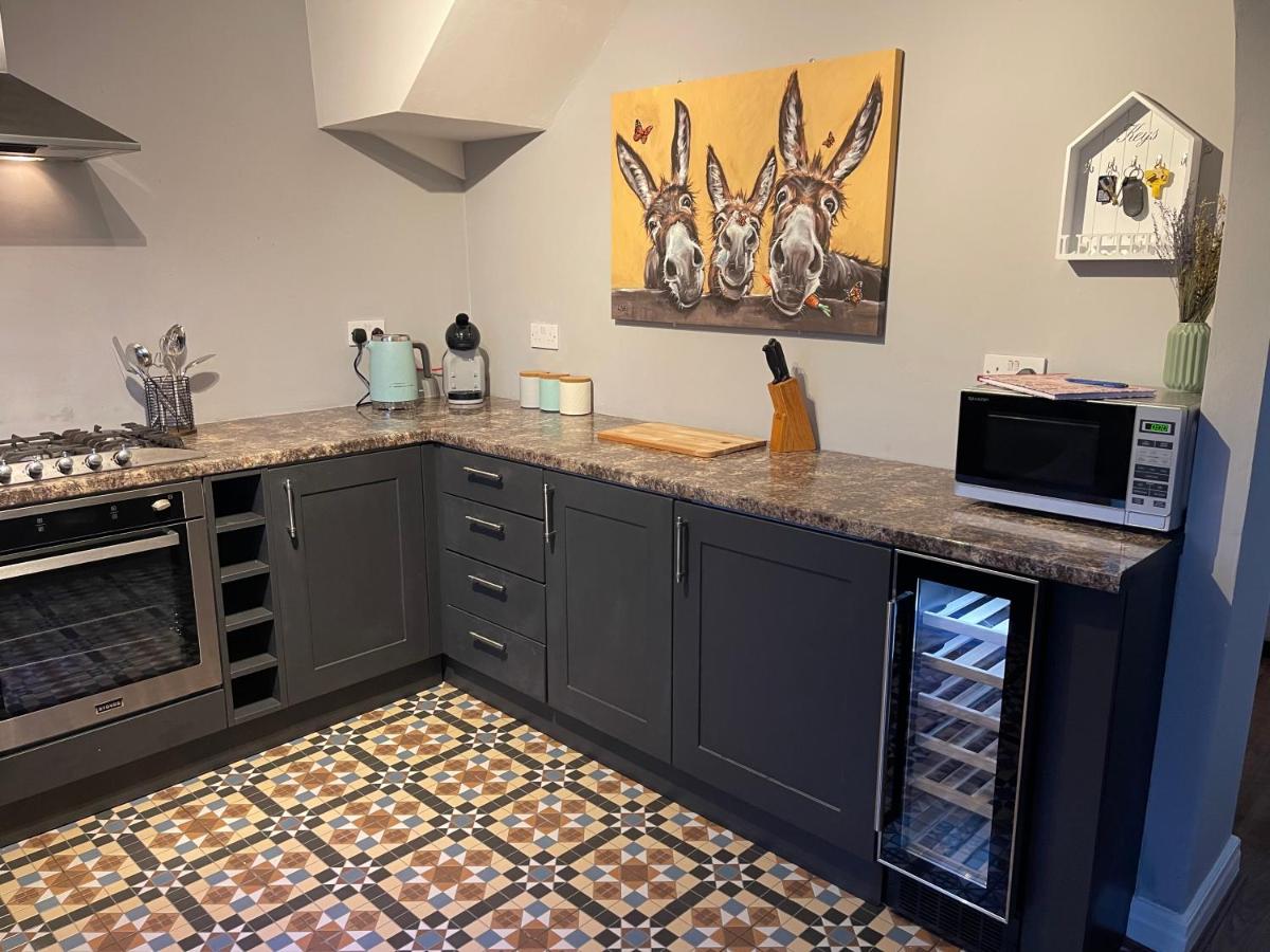 Tranquil 3 bedroom town house with Sky Glass - Housity
