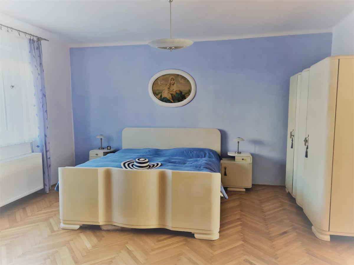 Cottage next Svihov castle - Housity