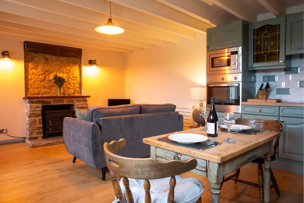 Brosterfield Cottage - Housity