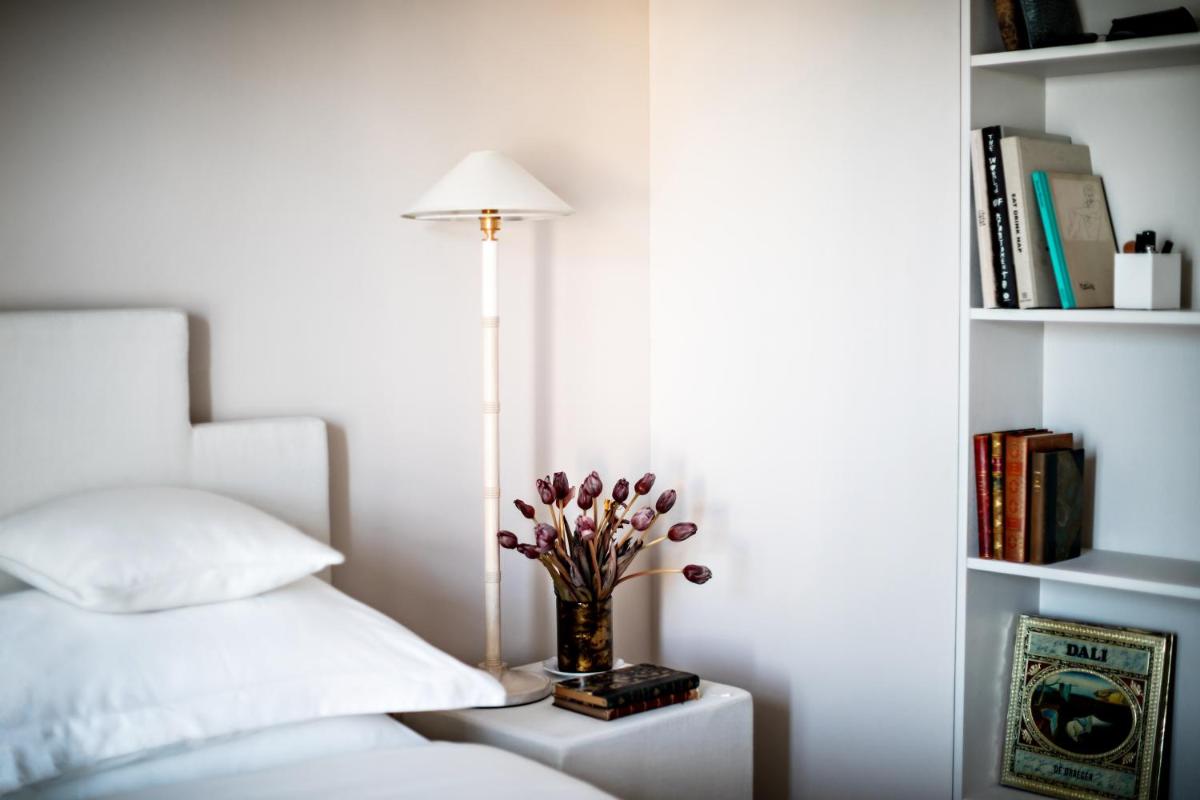 Un ou plusieurs lits dans un hébergement de l'établissement Monsieur George Hotel & Spa - Champs-Elysées