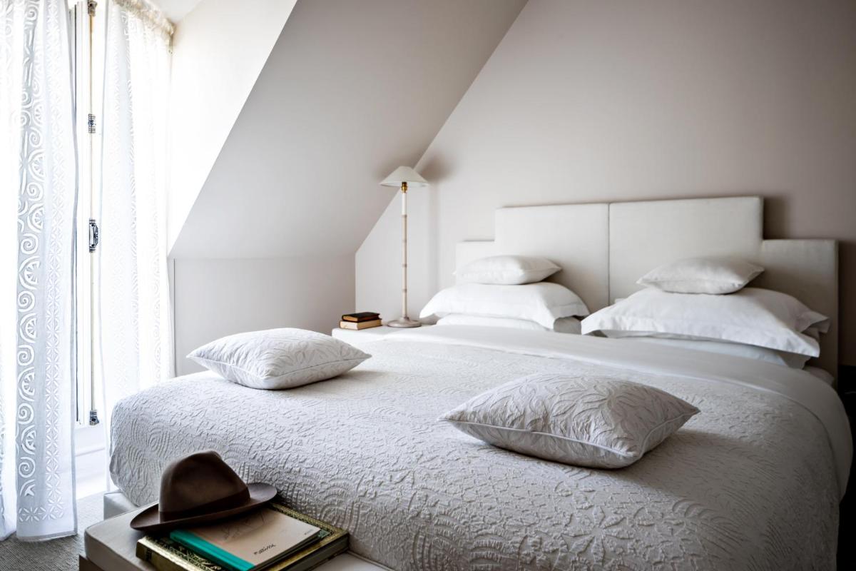 Un ou plusieurs lits dans un hébergement de l'établissement Monsieur George Hotel & Spa - Champs-Elysées