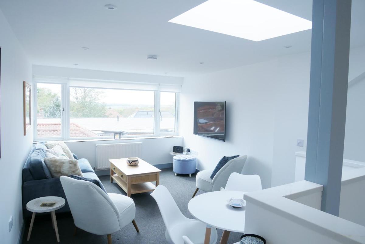 Sunset View, 2 bedrooms in the heart of Holt with parking - Housity