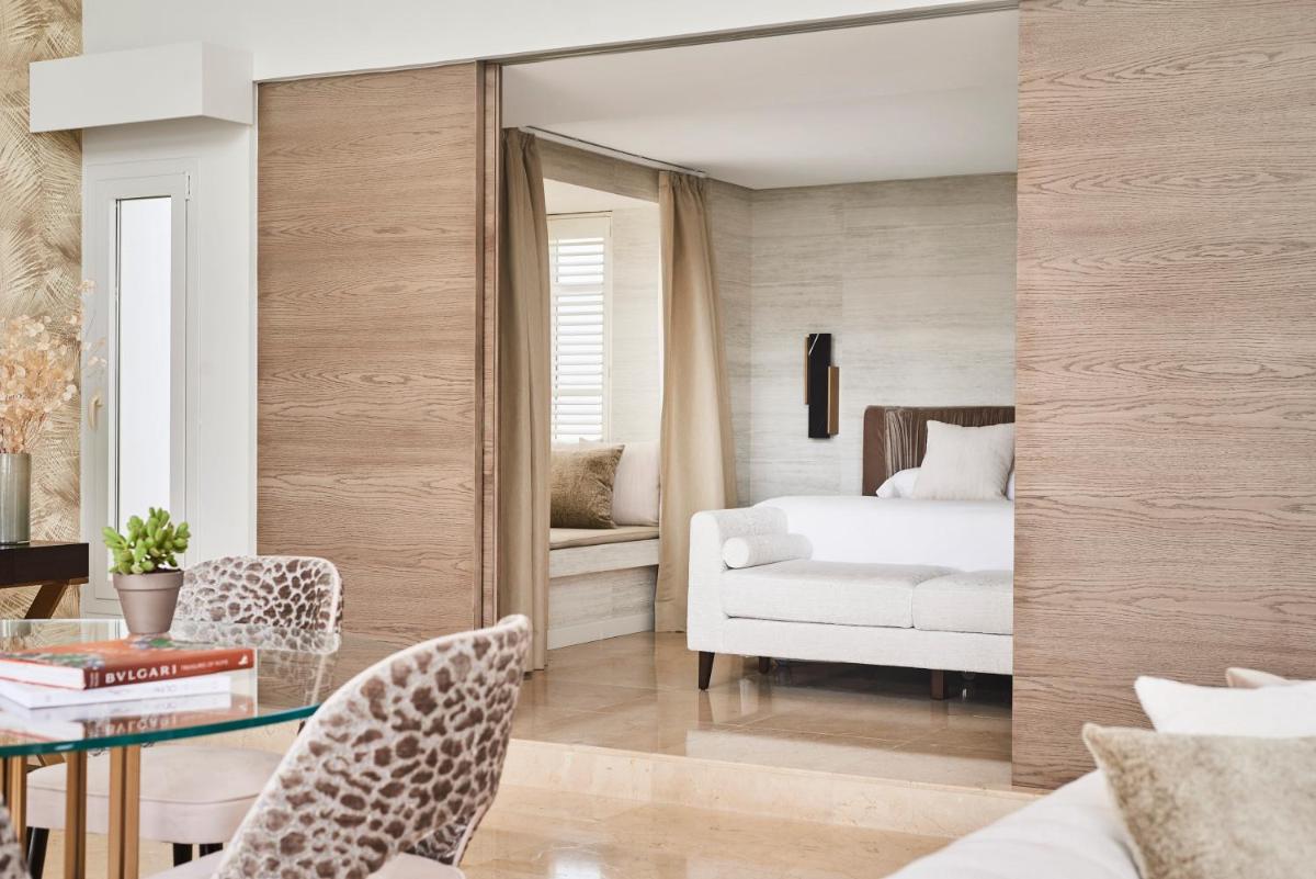 Cama o camas de una habitación en Puente Romano Marbella