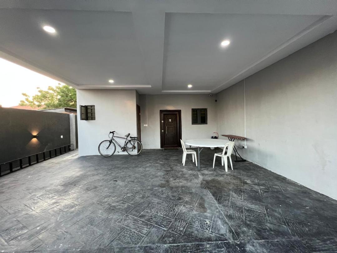 My DEN cosy, 2 bedroom condo, free parking, wifi - Housity