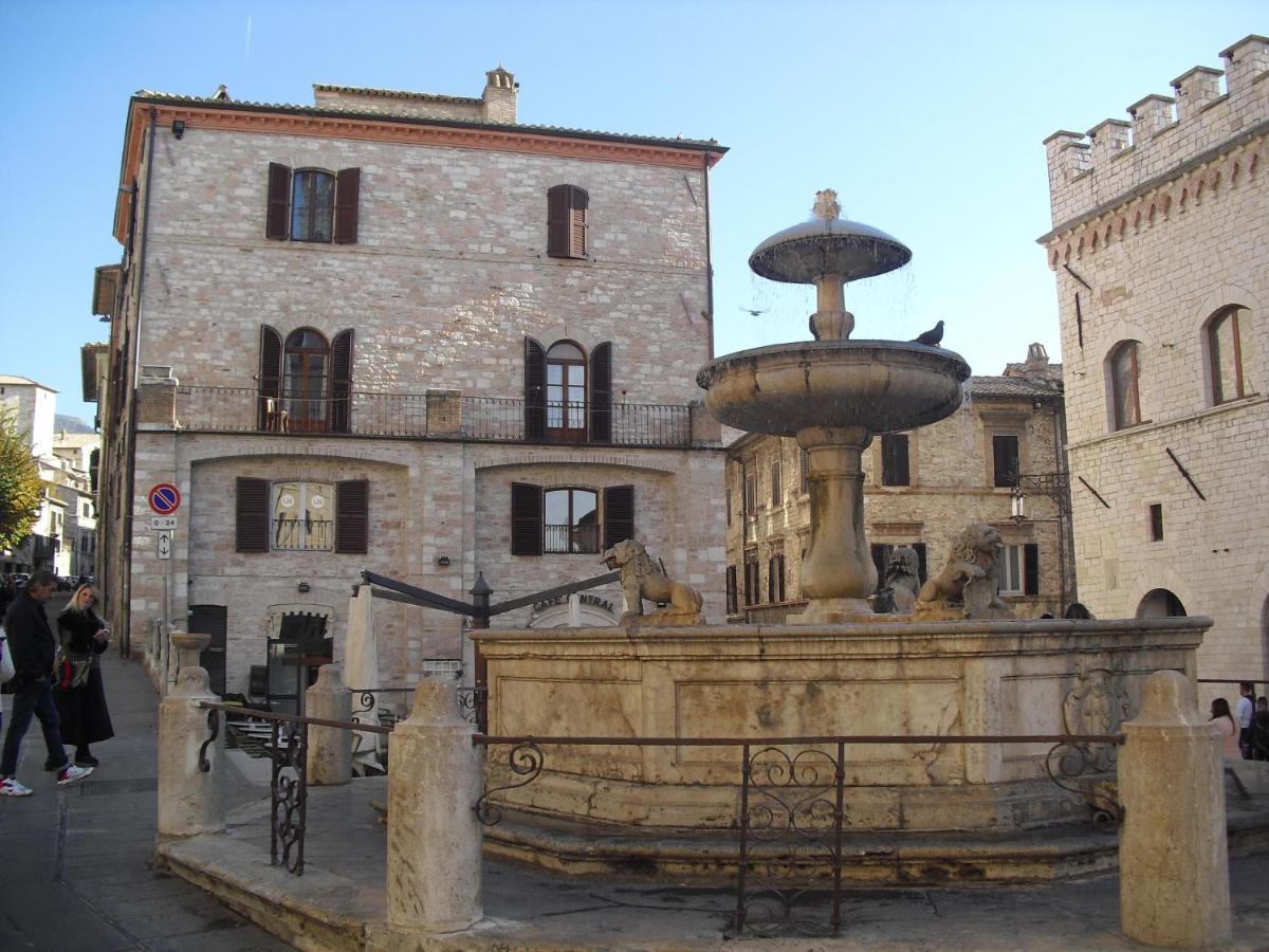 Ogni finestra è un quadro - appartamento ad Assisi - Housity