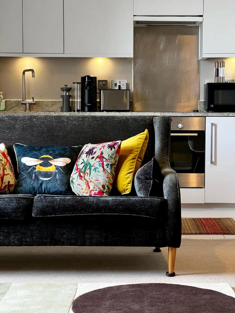 Stunning 2 bedroom apartment with parking in a prime, Central location - Housity