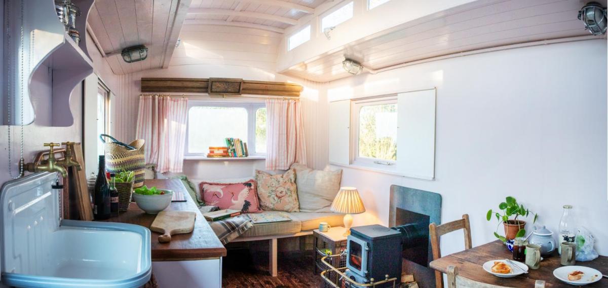 The Showman's Wagon - Housity