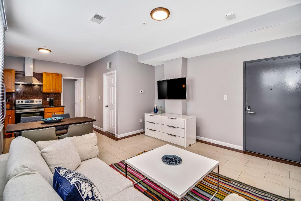 The Vacation spot! 2bd apartment steps away from the convention center - Housity