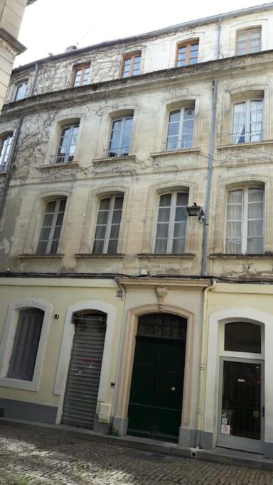 RÉNOVÉ, vue SUR Palais des Papes, terrasse et WIFI TROISIEME ETAGE - Housity