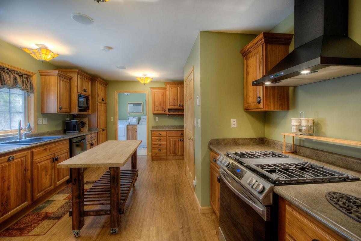 Eagle Pine Lodge - Housity