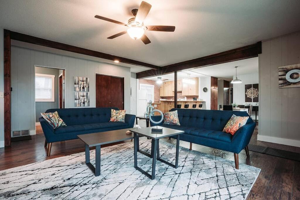 Tennis Court House - Bike Trails, Adventure!! - Housity