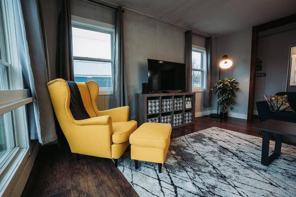 Tennis Court House - Bike Trails, Adventure!! - Housity