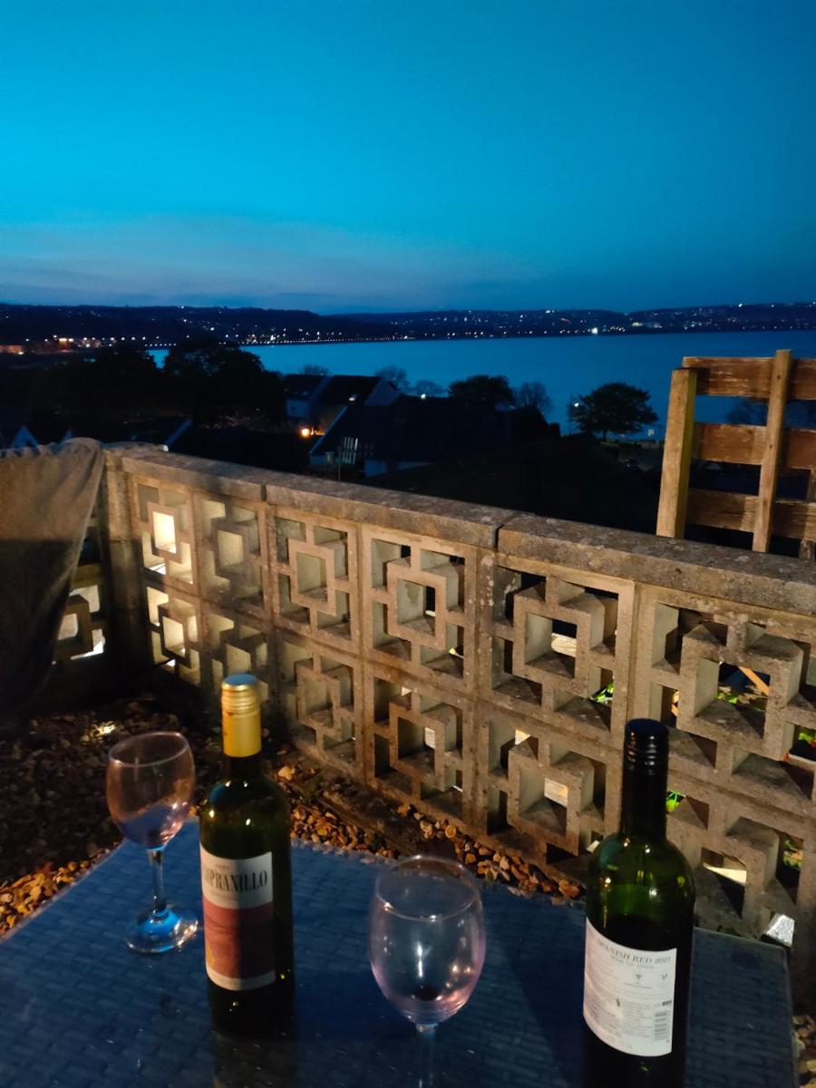 Fishermen's cottage with log burner, 2 bathrooms & sea views from garden terraces - Housity