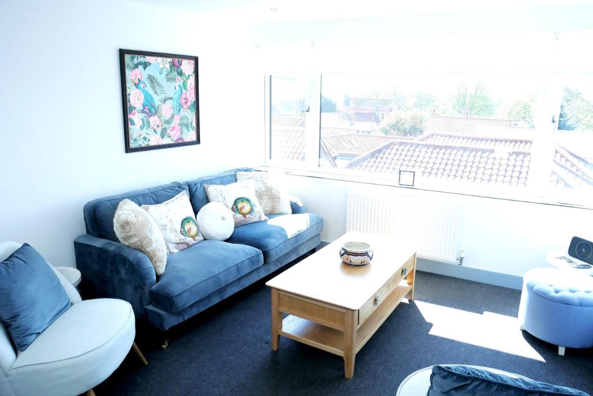 Sunset View, 2 bedrooms in the heart of Holt with parking - Housity