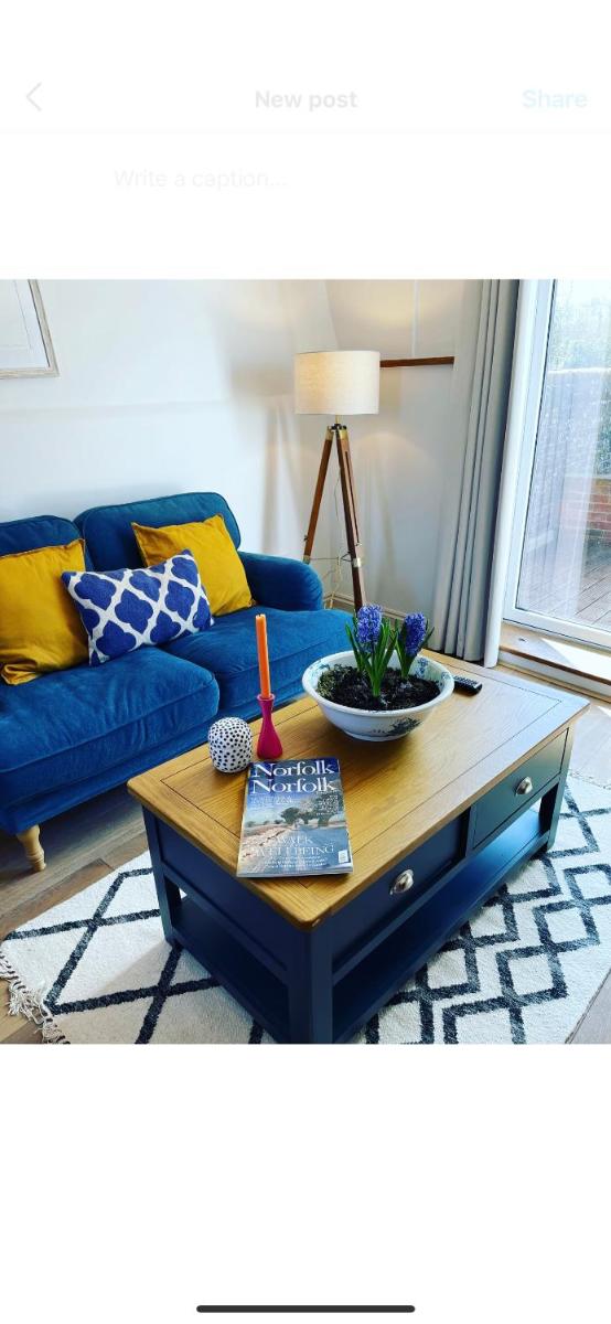 Charming, cosy waterside retreat in Gimingham, North Norfolk - Housity
