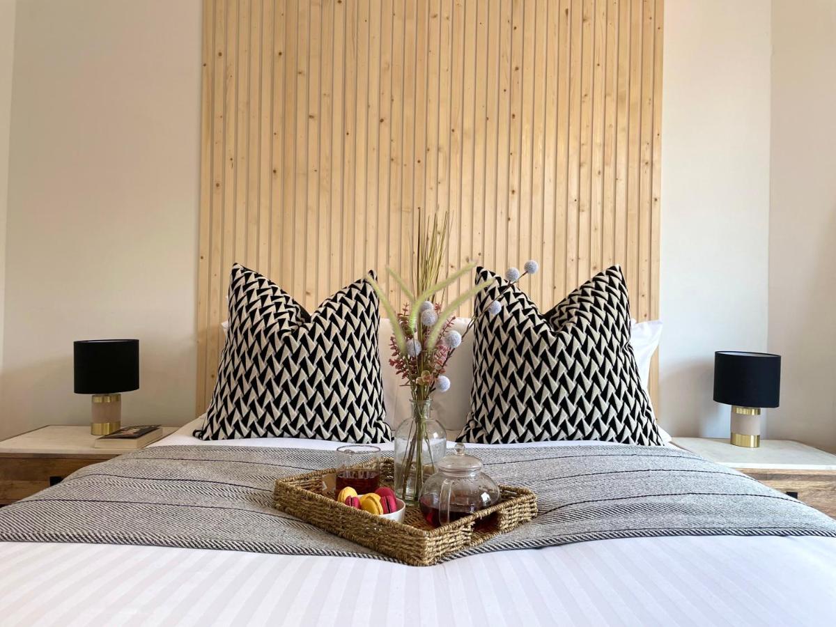 Stylish & Chic Central Apartment with Hot Tub - Housity