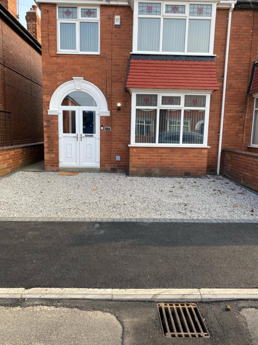 Bessie House Free Parking Doncaster Racecourse Wildlife Park Eco Power Stadium A1 M18 M1 M62 - Housity