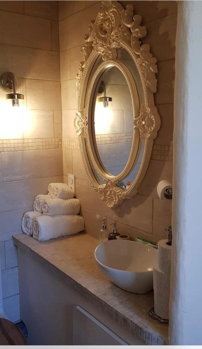 Newly renovated house with pool - Housity