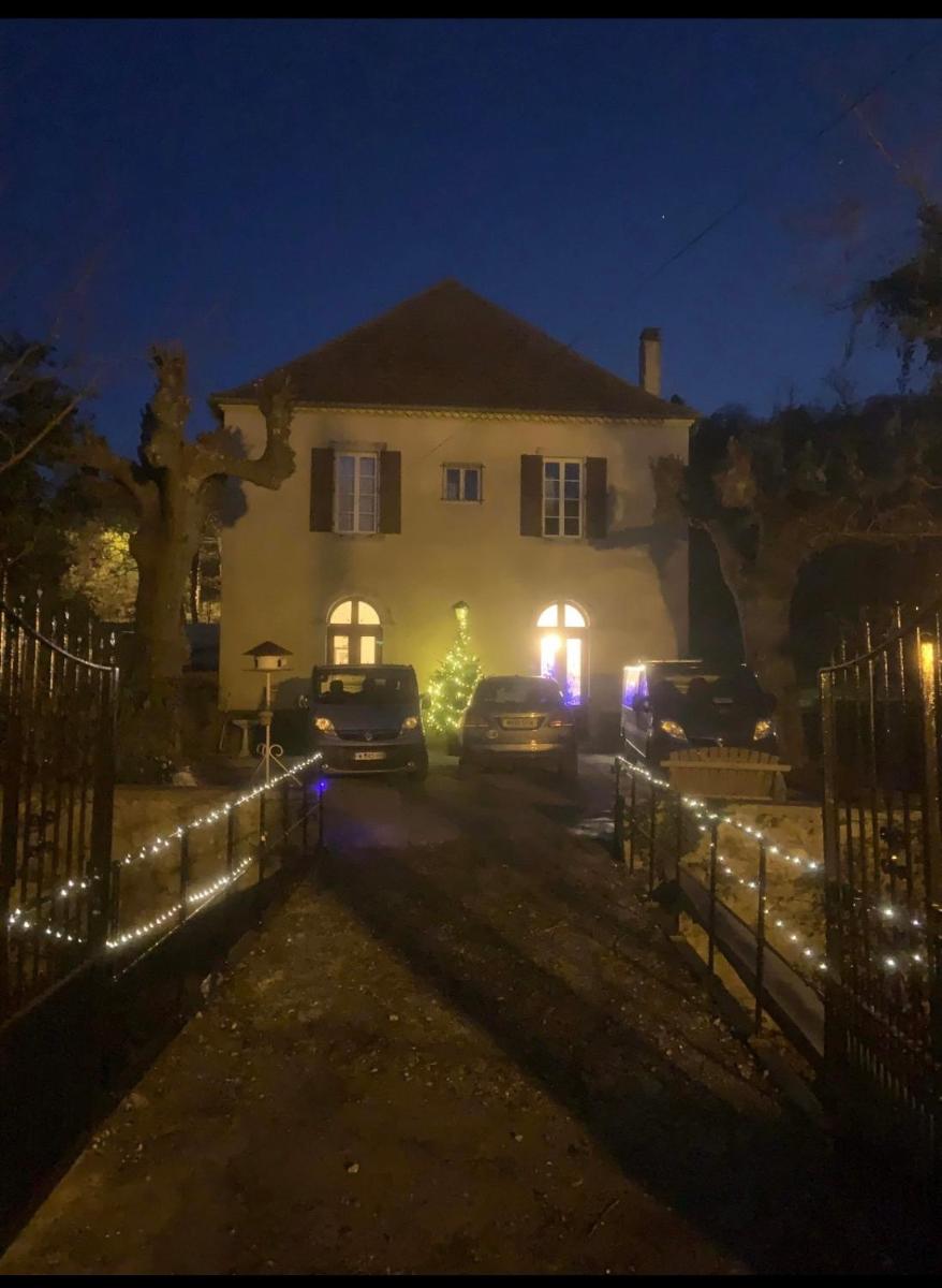 Newly renovated house with pool - Housity